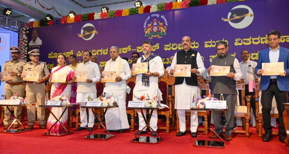 সিএম সিদ্দারামাইয়া এবং ডিসিএম ডিকে শিবকুমার মাদকবিরোধী টাস্ক ফোর্সের উদ্বোধন করেছেন এবং পুলিশ বিভাগের কর্মসূচি চলাকালীন সিএম সিদ্দারামাইয়া এবং ডিসিএম ডিকে শিবকুমার মাদকবিরোধী টাস্ক ফোর্সের উদ্বোধন করেছেন এবং পুলিশ বিভাগের কর্মসূচি চলাকালীন