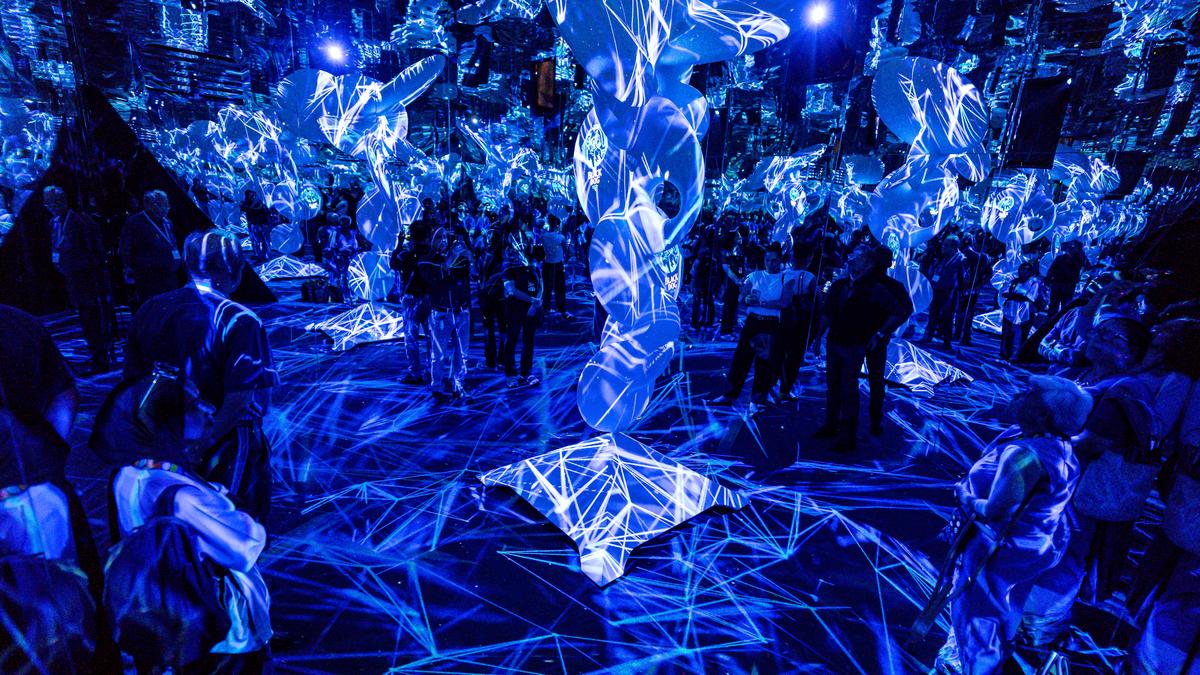 काला घोड़ा कला महोत्सव में यह स्थापना नॉर्दर्न लाइट्स को घर ले आती है