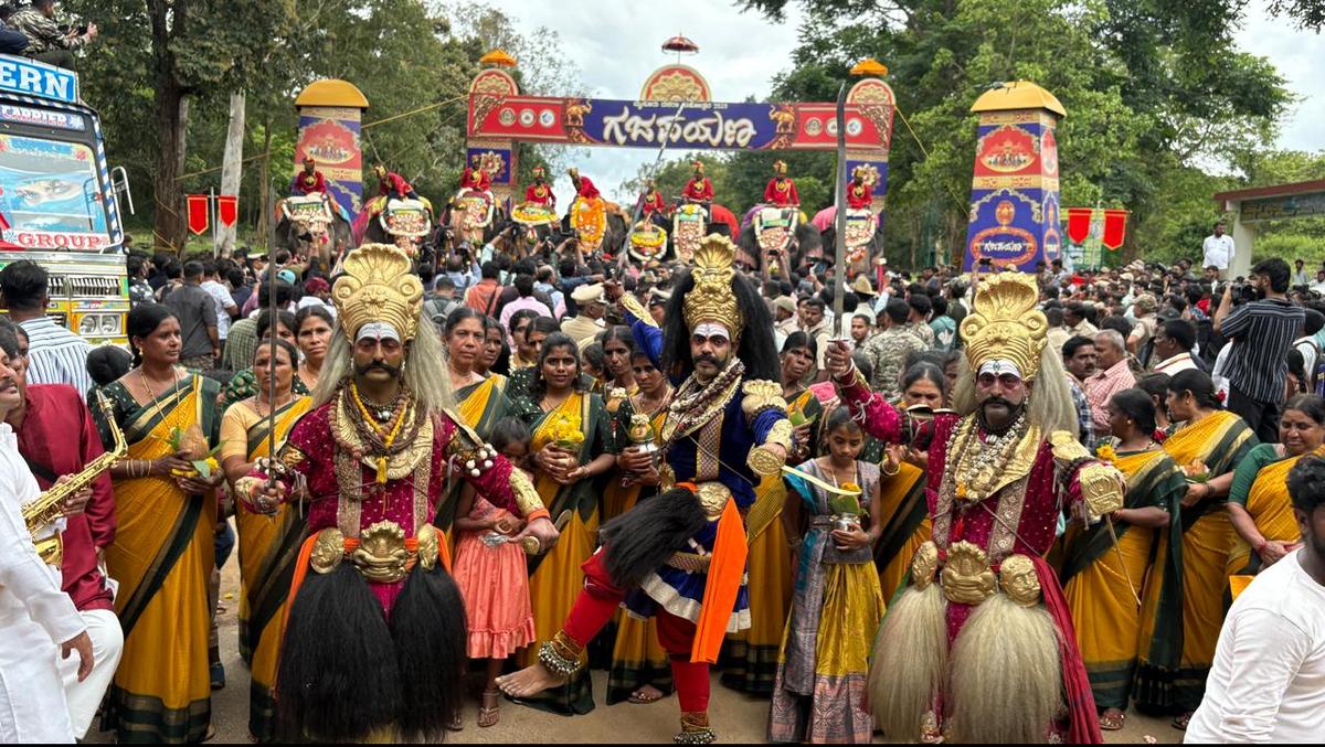 Cilvēki, kas ģērbušies kā karotāji Gajapajānā, kas 2025. gada 4. augustā iezīmē Dasara ziloņu simbolisko gājienu Mysuru par Dasara svinībām.