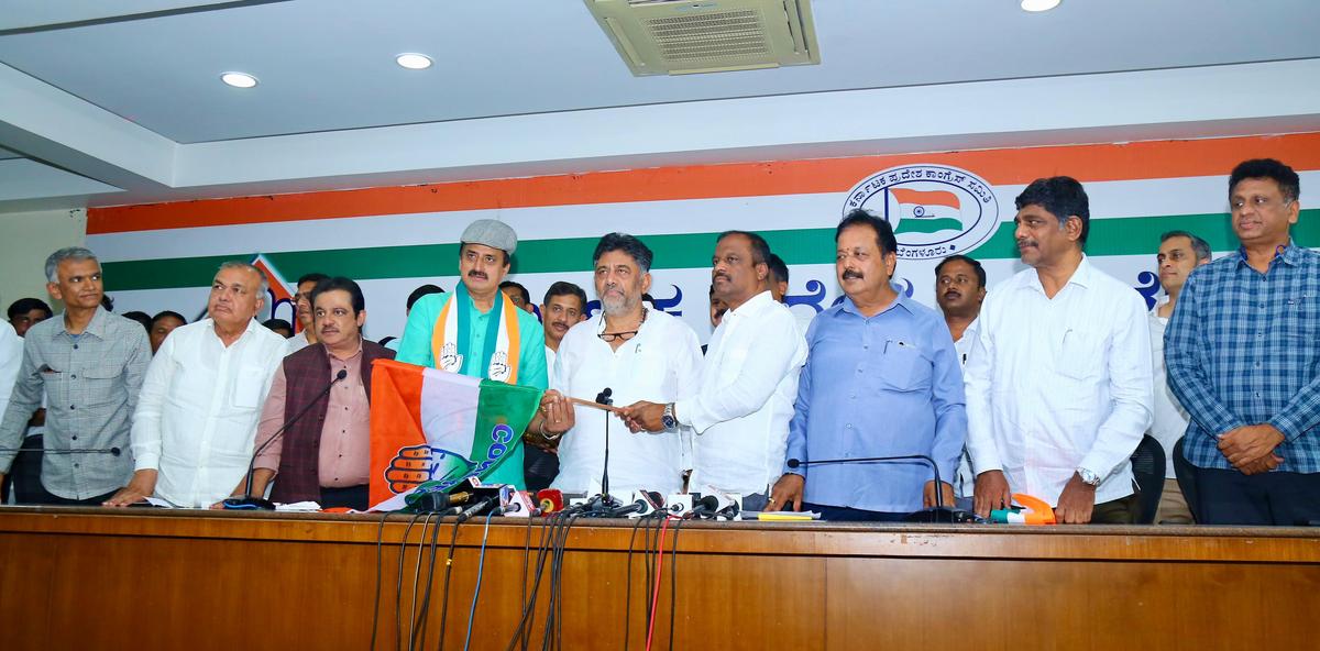 Former BJP MLC C. P. Yogeshwar (4th from left) joins Congress in the presence of Karnataka Deputy CM D. K. Shivakumar (5th from left) in Bengaluru on October 23, 2024. At left are Revenue Minister Krishna Byre Gowda, Transport Minister Ramalinga Reddy, Housing, Minority Welfare & Wakf Minister B.Z. Zameer Ahmed. Also present were former MP D.K. Suresh (2nd from right) and Agriculture Minister N. Cheluvarayaswamy (3rd from right).