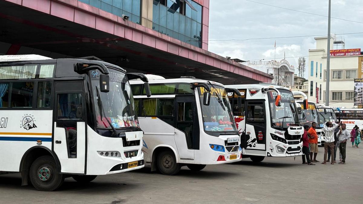 Privātie autobusi Mofussil autobusu stendā Mysuru 2025. gada 5. augustā. Streiko valsts pārvaldīto transporta korporāciju darbinieki visā Karnatakā. 
