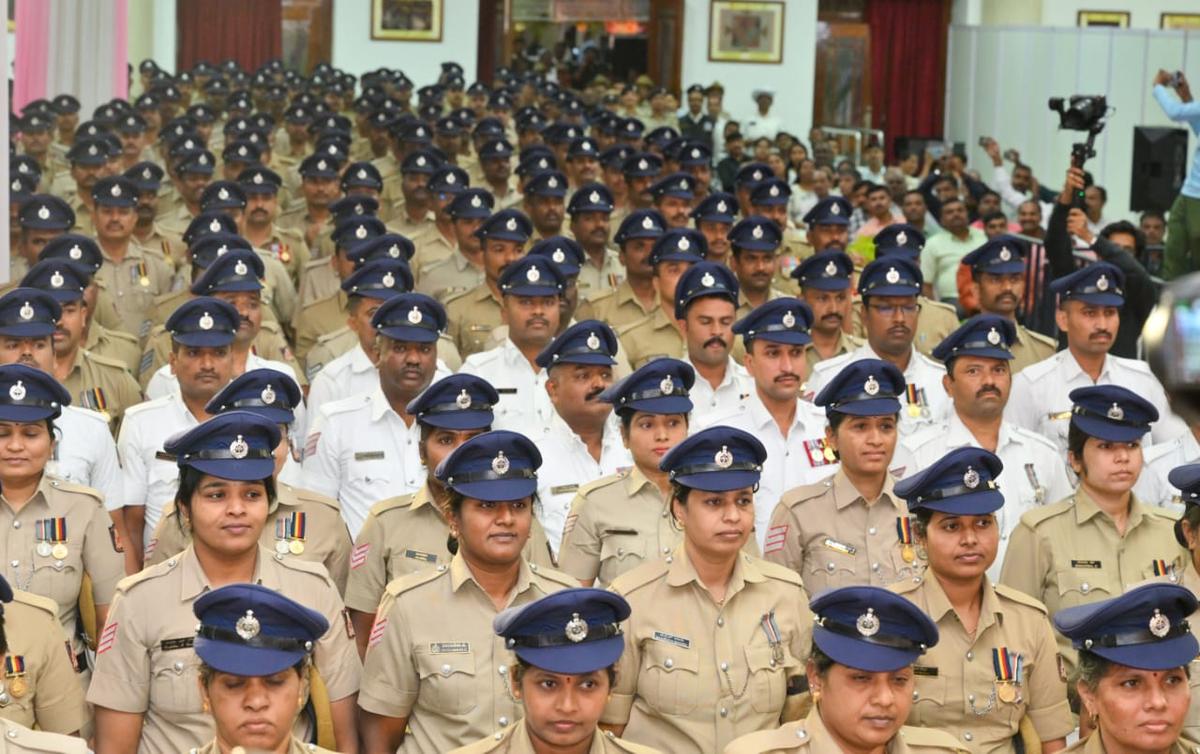 কর্ণাটক সরকার হেড কনস্টেবল এবং কনস্টেবলদের জন্য নেভি ব্লু পিকড ক্যাপ দিয়ে ব্রিটিশ আমলের স্লাচ হ্যাট প্রতিস্থাপন করেছে। বর্তমান টুপি ডিউটি করার সময় বিশেষ করে গ্রীষ্মকালে অস্বস্তি সৃষ্টি করে বলে নকশা পরিবর্তনের দীর্ঘদিনের প্রস্তাব ছিল। কর্ণাটক সরকার হেড কনস্টেবল এবং কনস্টেবলদের জন্য নেভি ব্লু পিকড ক্যাপ দিয়ে ব্রিটিশ আমলের স্লাচ হ্যাট প্রতিস্থাপন করেছে। ডিউটির সময়, বিশেষ করে গ্রীষ্মকালে বর্তমান হাটগুলি অস্বস্তির কারণ হওয়ায় নকশা পরিবর্তনের একটি দীর্ঘস্থায়ী প্রস্তাব ছিল।