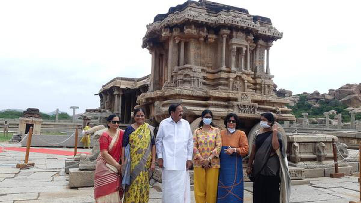 Vice-President sees musical pillars of Hampi