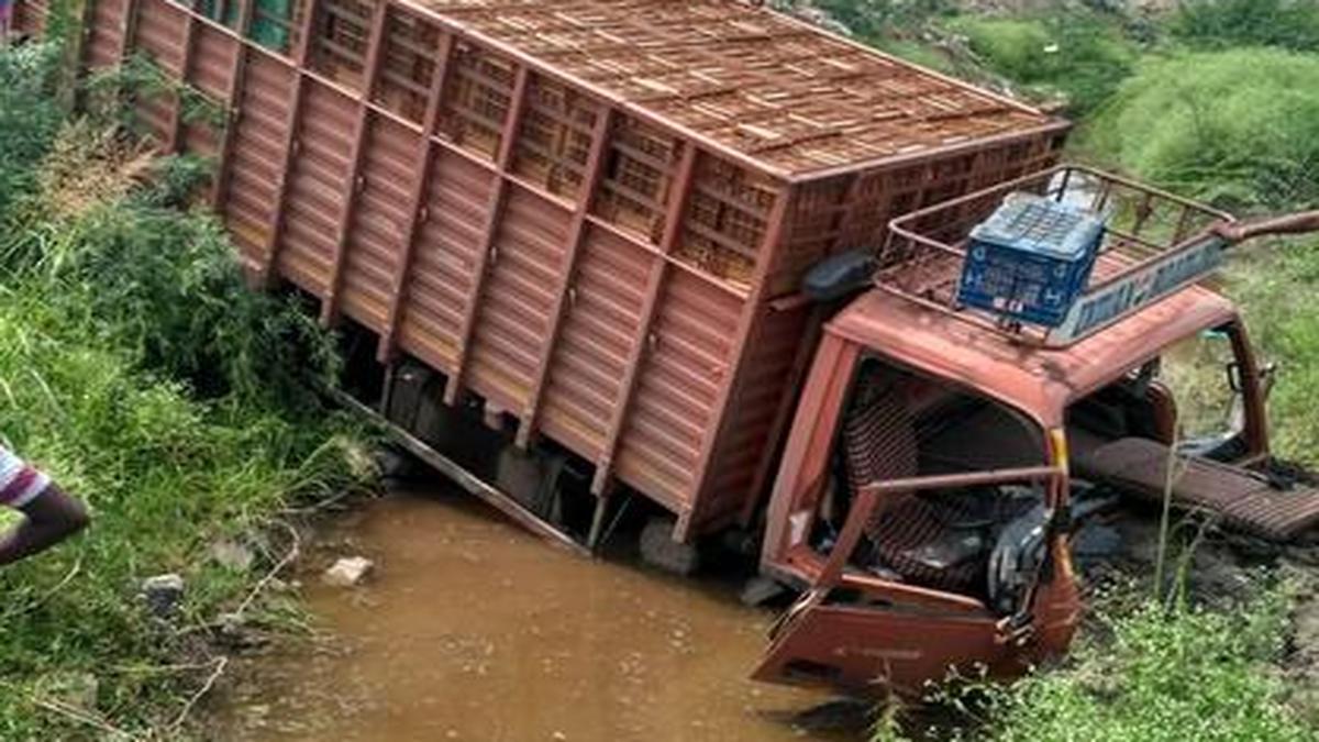 Five killed in road accident near Sindhanur - The Hindu