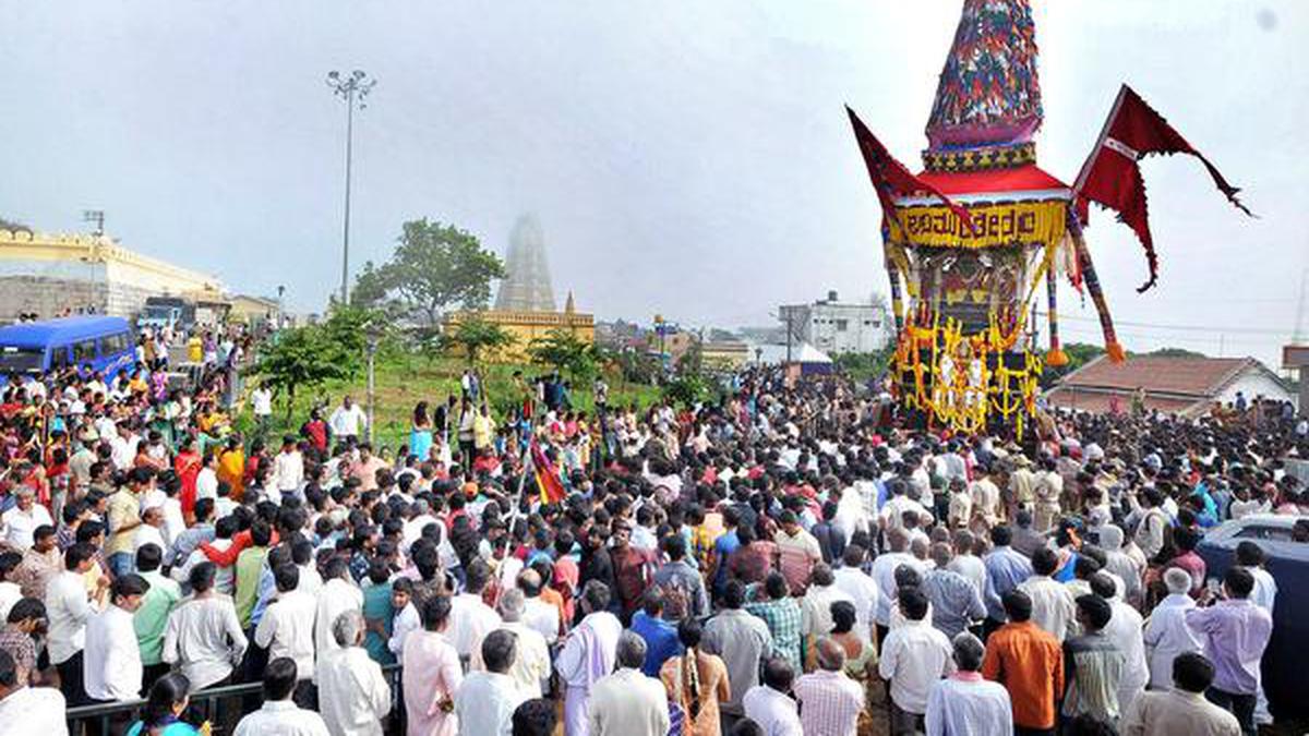 Thousands witness annual Chamundeshwari rathotsava - The Hindu