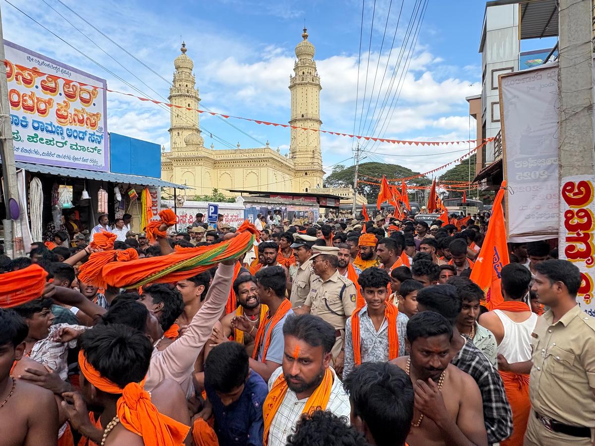 Devotees marched to Srirangapatna Fort for a darshan of Moodalabagilu Anjaneyaswami at the shrine in Srirangapatna, in Mandya district of Karnataka, on December 3, 2025.