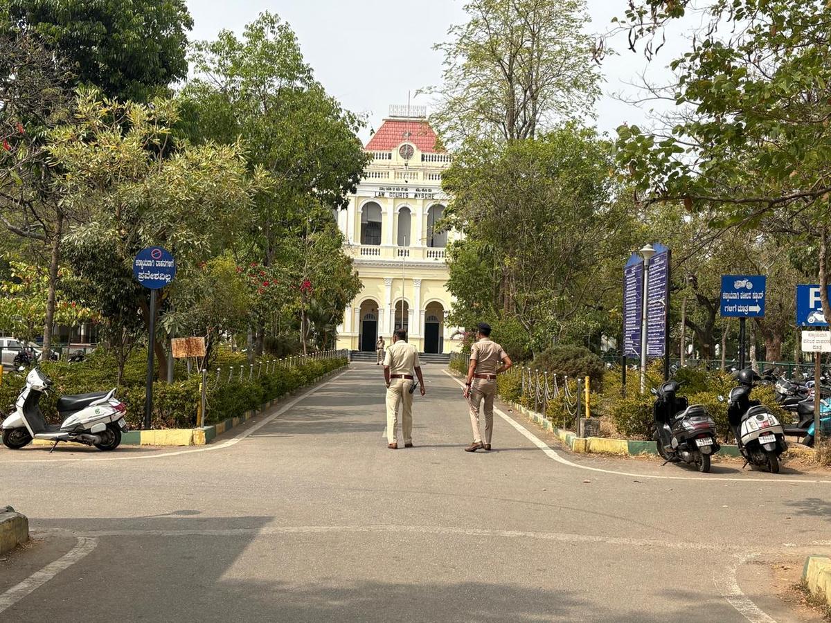 Mysuru court premises evacuated over 'bomb threat' - The Hindu