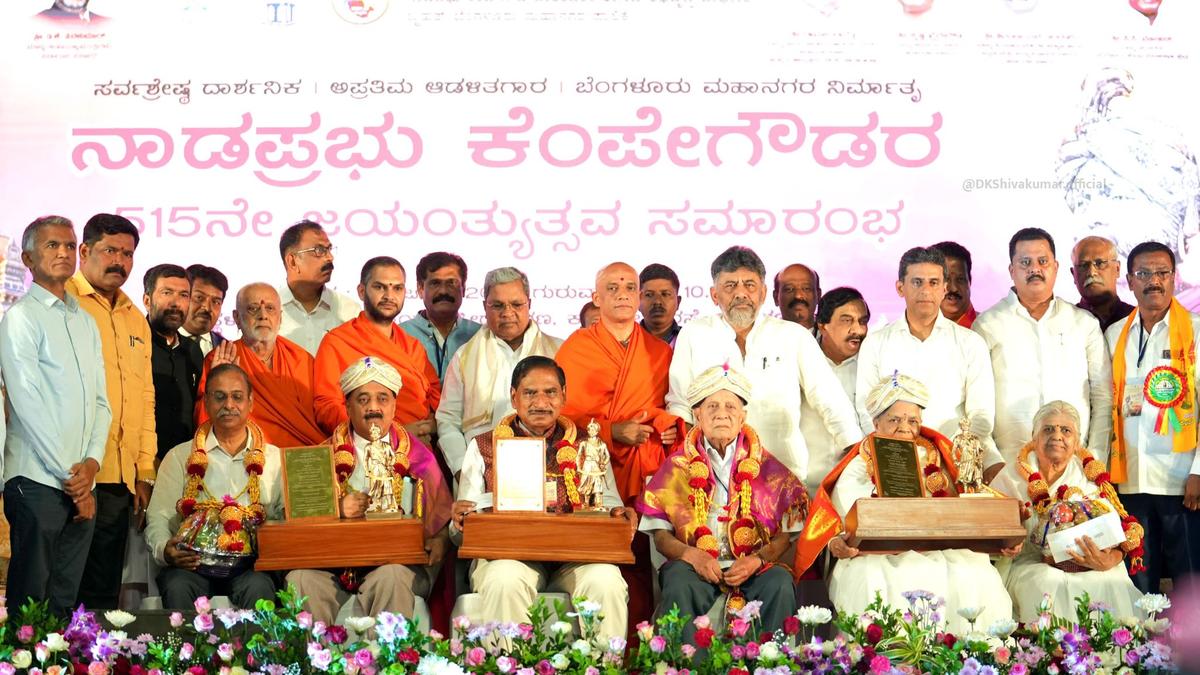 Kempe Gowda Jayanthi: Vokkaliga seer publicly asks Siddaramaiah to give up CM’s post to D.K. Shivakumar