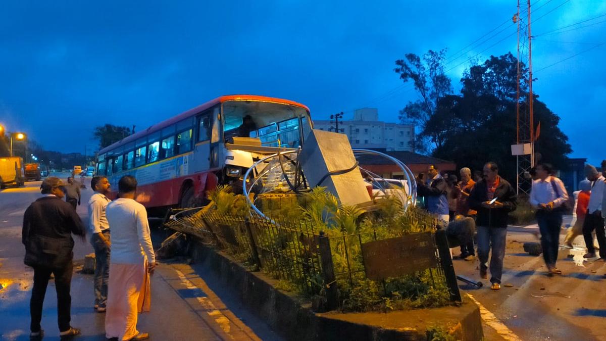 50-year-old statue of General K.S. Thimayya in Madikeri topples over in a KSRTC bus accident
