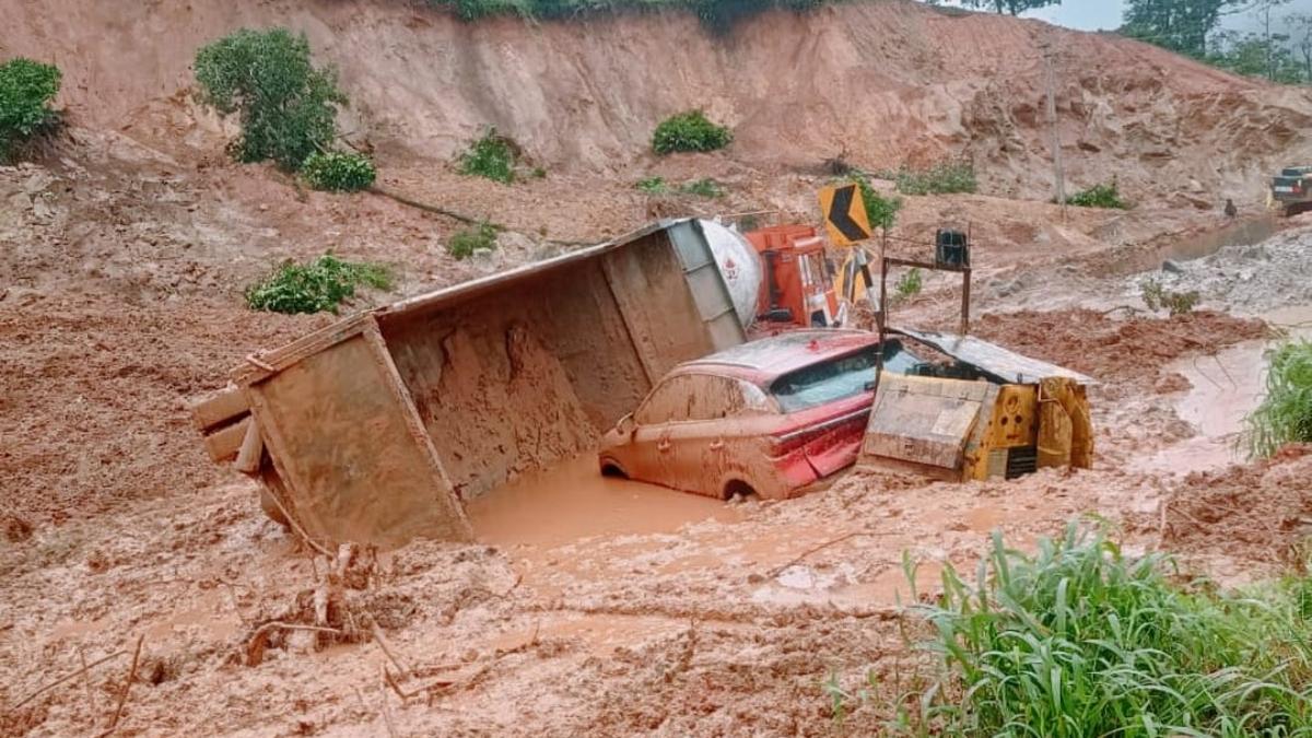 Landslip on Shiradi Ghat hits movement of vehicles on Bengaluru-Mangaluru highway