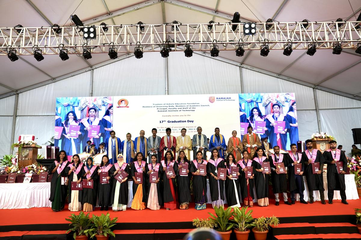 Os alunos recebem os diplomas durante a 17ª cerimônia de formatura do Ramaiah Institute of Technology, realizada em 8 de outubro de 2025. 