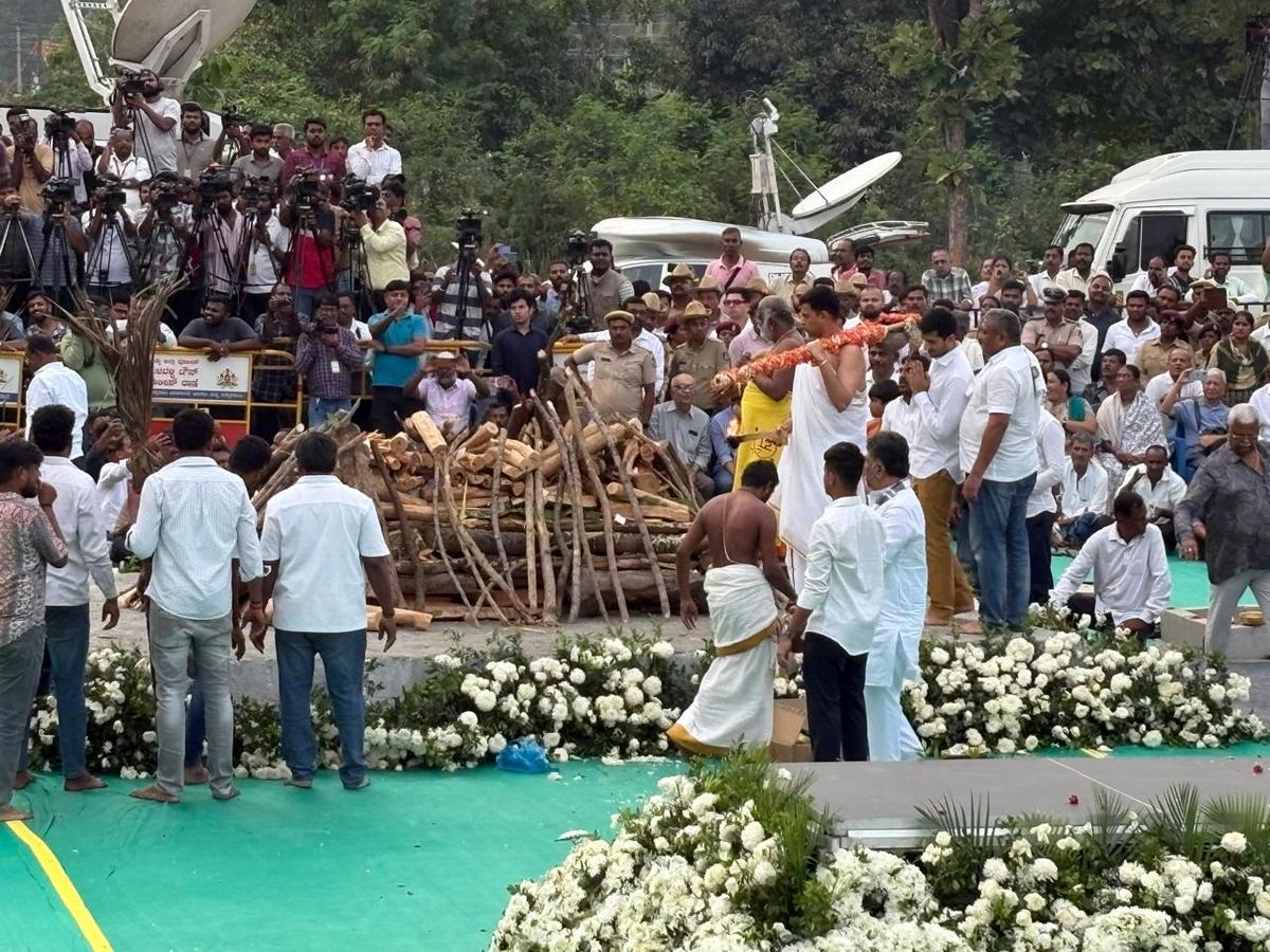 Amartya Hegde, grandson of S.M. Krishna and son-in-law of Deputy CM D.K. Shivakumar, performed the final rites. The rituals were officiated by head priest Bhanuprakash Sharma.