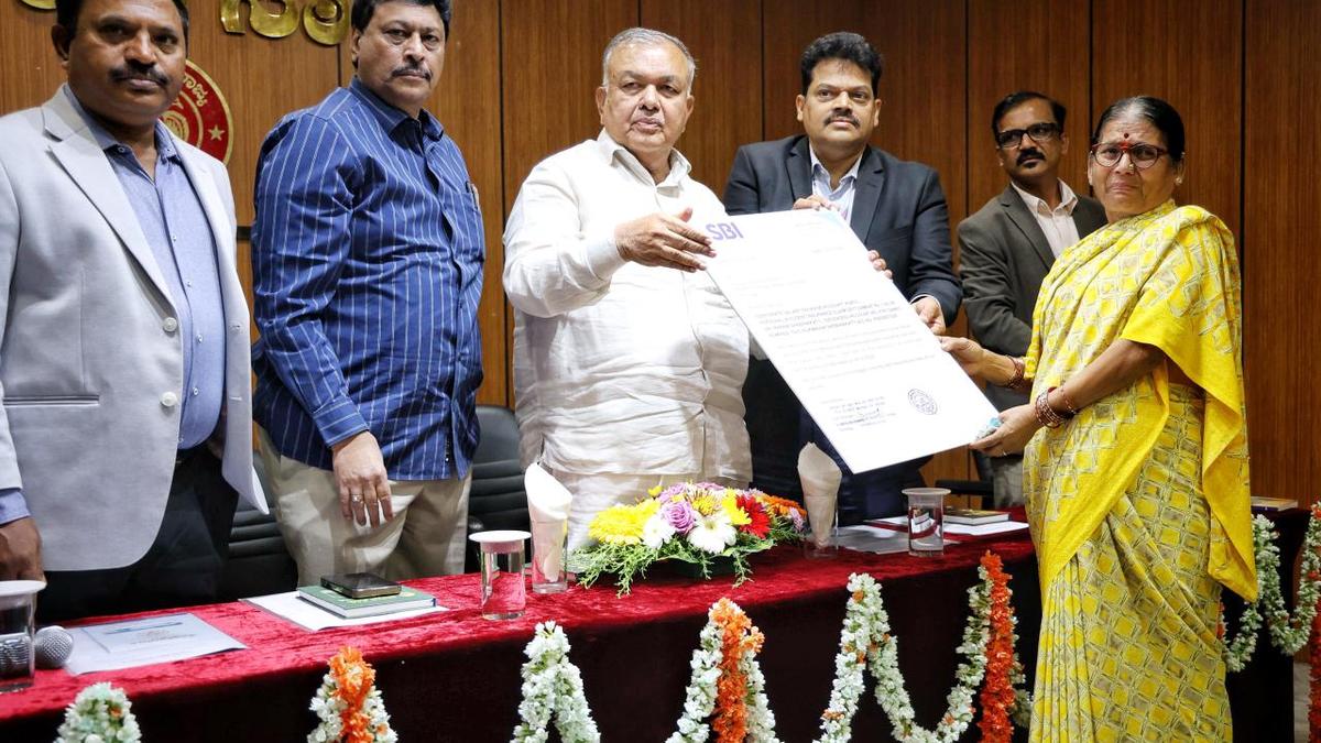 KSRTC disburses compensation to dependants of employees who died due to accidents and medical causes