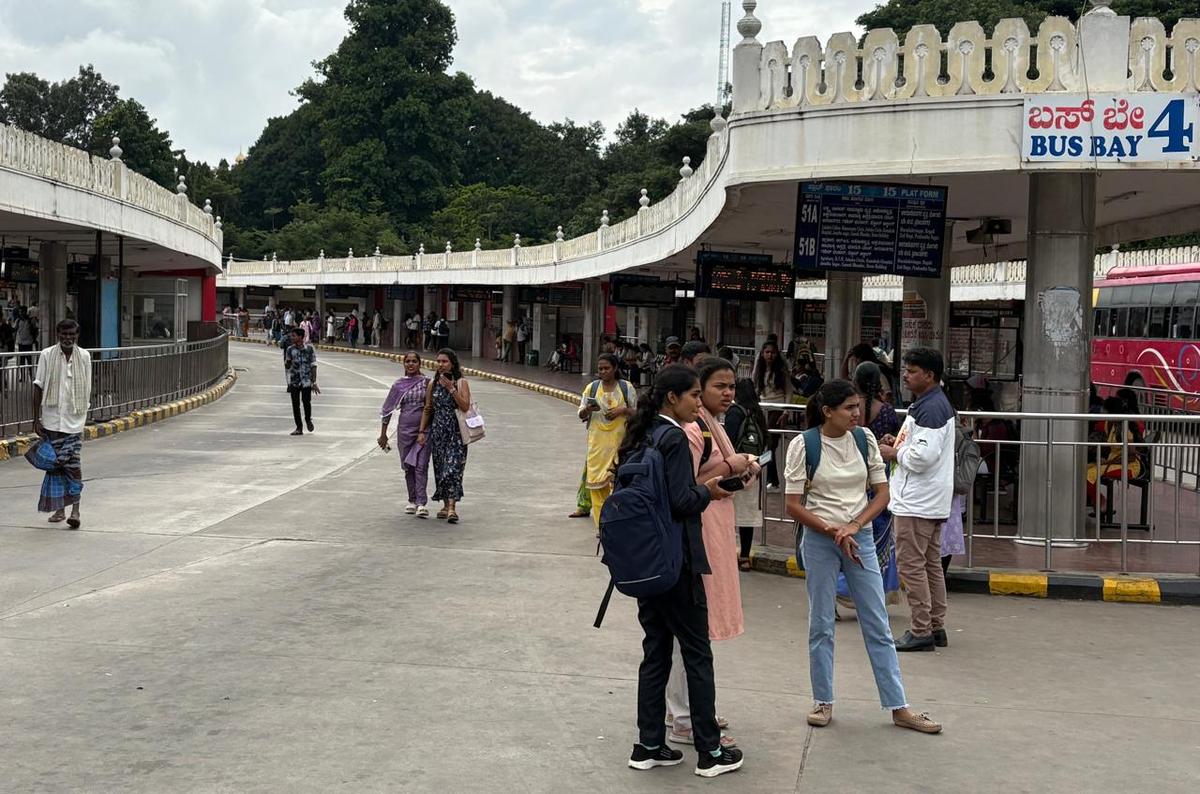 Apmeklēts skatiens uz pilsētas autobusu stendu Mysuru 2025. gada 5. augustā. Valsts pārvaldīto transporta korporāciju darbinieki Karnatakā notiek streikā. Apmeklēts skatiens uz pilsētas autobusu stendu Mysuru 2025. gada 5. augustā. Valsts pārvaldīto transporta korporāciju darbinieki Karnatakā notiek streikā.