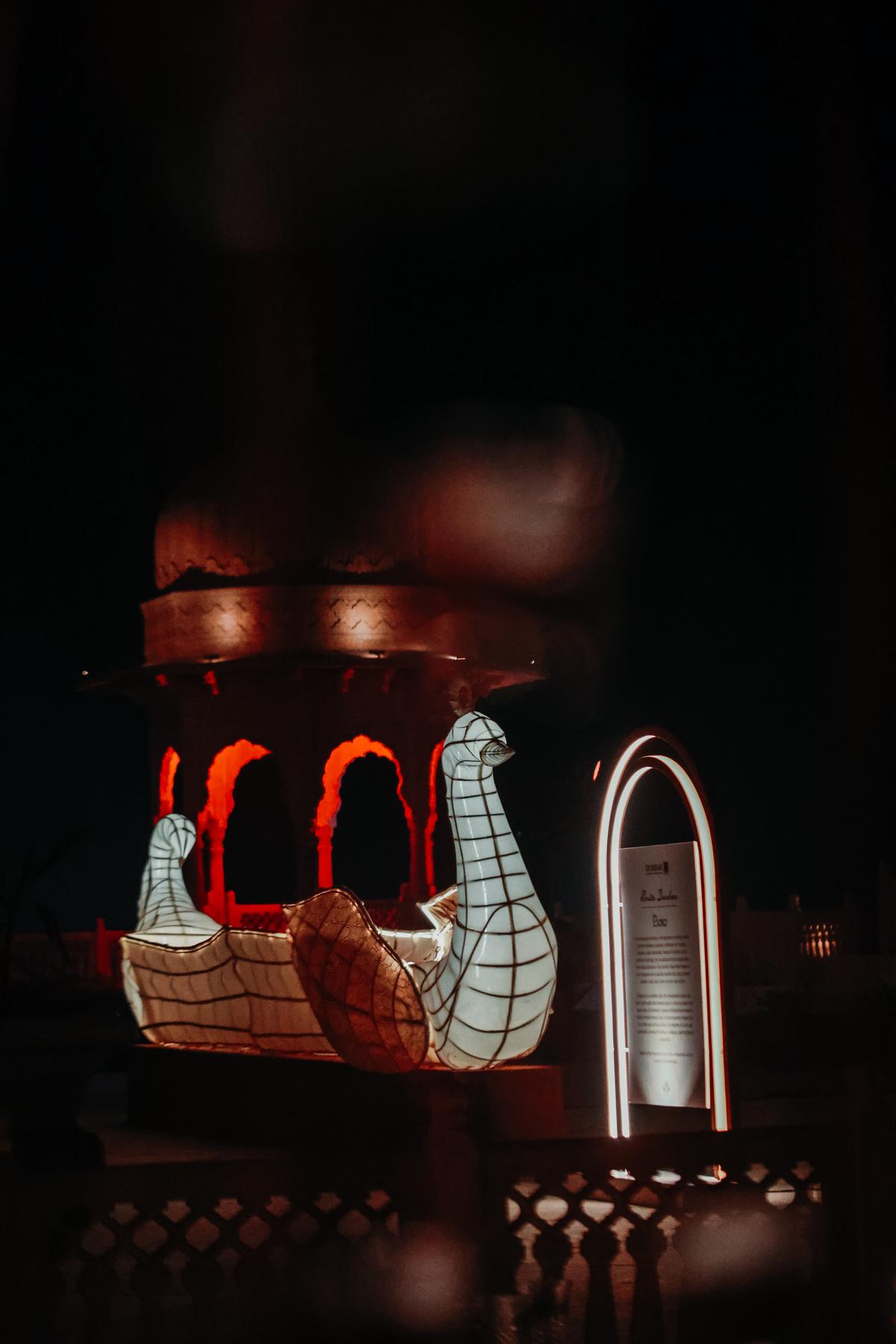 हंसा बोइता (हंस नाव) बेंत से बना और मलमल में लिपटा हुआ 21 फुट का जहाज है, जो विभिन्न उड़िया कला रूपों से सुसज्जित है।