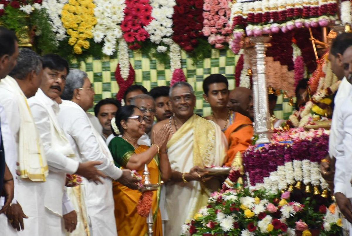 International Booker Prize-winning writer Banu Mushtaq (centre) inaugurated the festivities during the auspicious ‘Vrushchika Lagna’ by showering flowers on the idol of goddess Chamundeshwari amid chanting of Vedic hymns by priests, at Chamundeshwari hills in Mysuru on September 22, 2025.