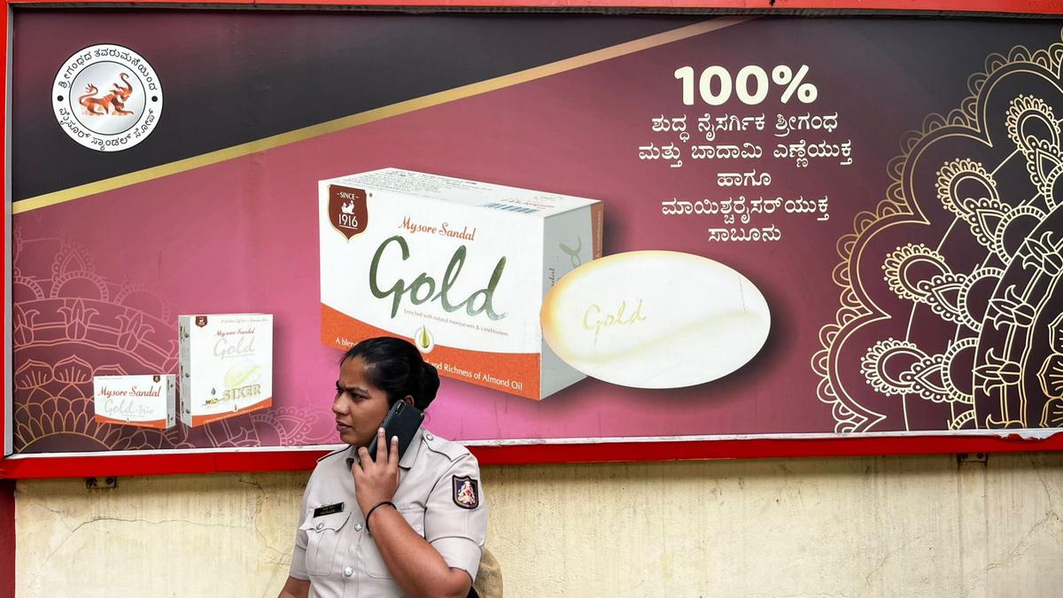 Mysore Sandal Soap은 Karnataka 마구간과 제한된 세제의 상징적 인 제품 중 하나입니다. Mysore Sandal Soap은 Karnataka 마구간과 제한된 세제의 상징적 인 제품 중 하나입니다.