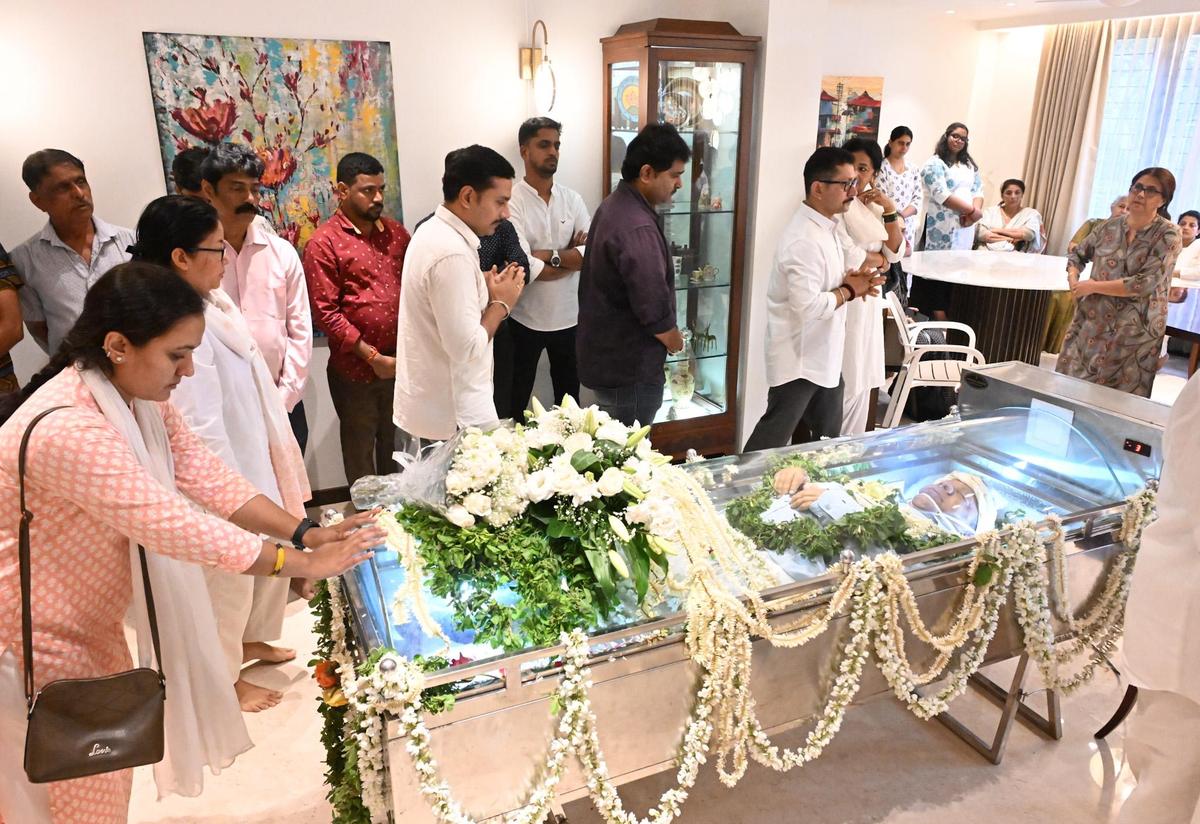 Os restos mortais de Hegde serão mantidos para exibição pública em sua residência até as 15h do dia 1º de janeiro e no campus educacional de Nitte entre 16h30 e 18h. Os restos mortais de Hegde serão mantidos para exibição pública em sua residência até as 15h do dia 1º de janeiro e no campus educacional de Nitte entre 16h30 e 18h.