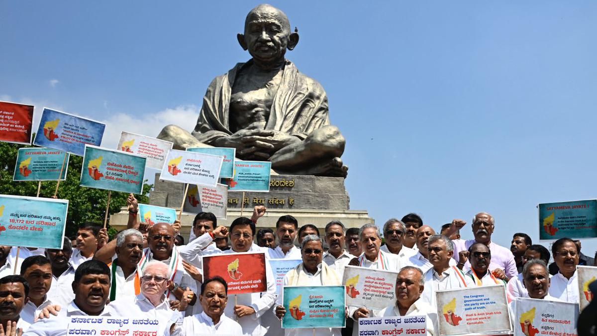 Chief Minister Siddaramaiah leads symbolic protest against delay in drought relief by Centre