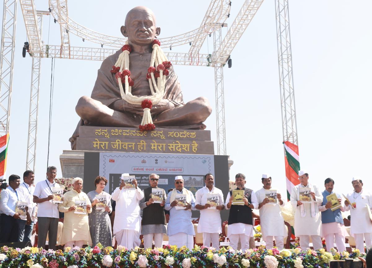 Congress president Mallikarjun Kharge unveils Mahatma Gandhi statue in Belagavi - The Hindu