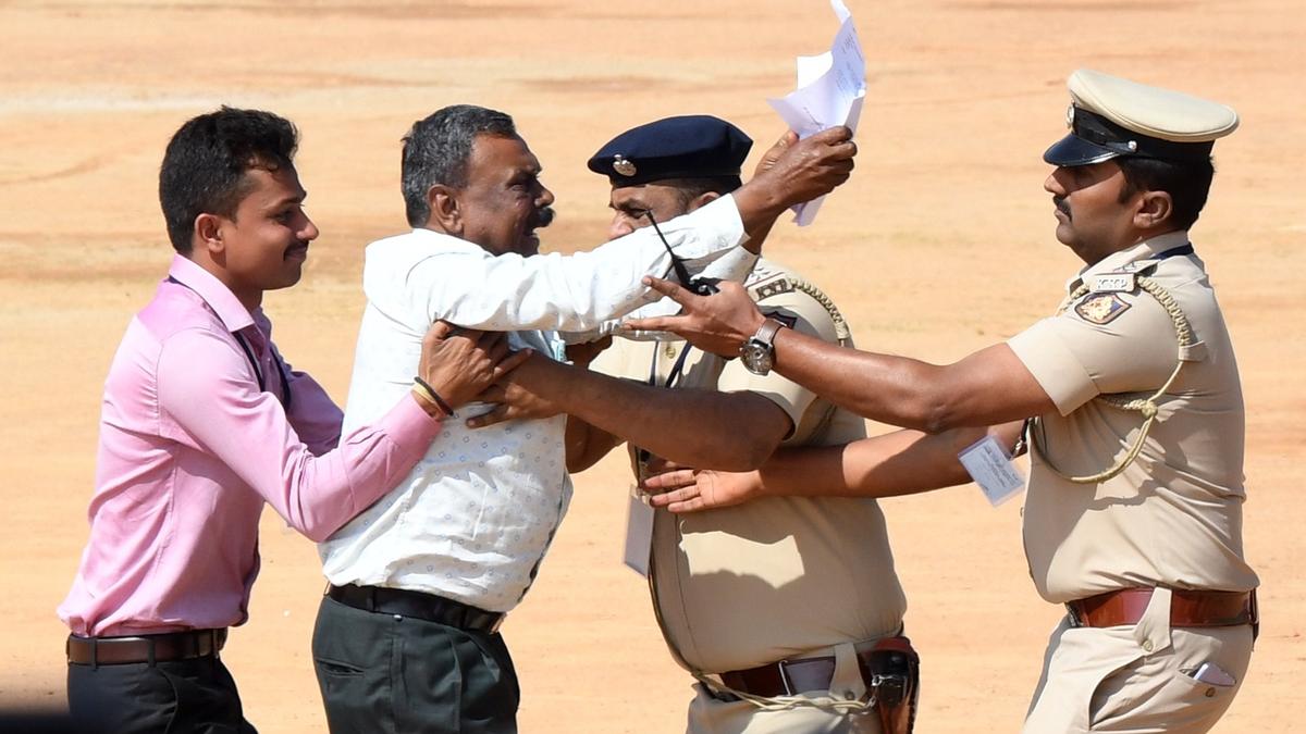 R-Day 2024 celebrations | Intruder detained after security breach in Bengaluru, investigation underway R-Day 2024 celebrations | Intruder detained after security breach in Bengaluru, investigation underway