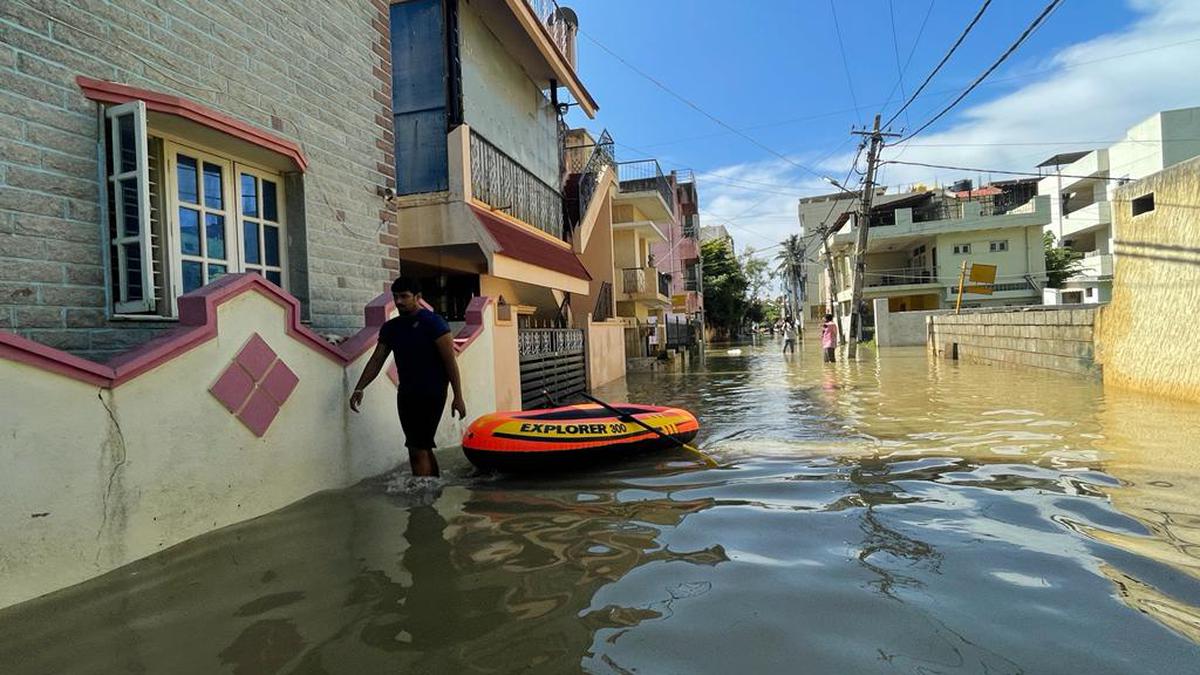 5 सितंबर, 2022 को भारी बारिश के बाद बेंगलुरू के हेनूर में साई लेआउट में सड़कें जलमग्न हो गईं और नागरिकों के जीवन पर कहर बरपाया।