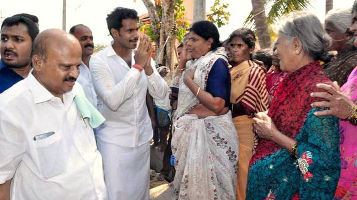 Shivakumar parleys with Mandya Congress leaders - The Hindu