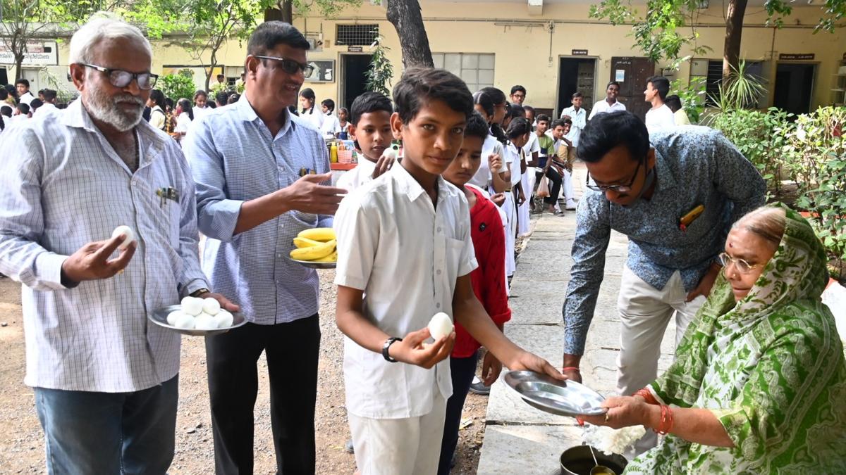 Egg in midday meal: 'Won't let Karnataka government backtrack' - The Hindu