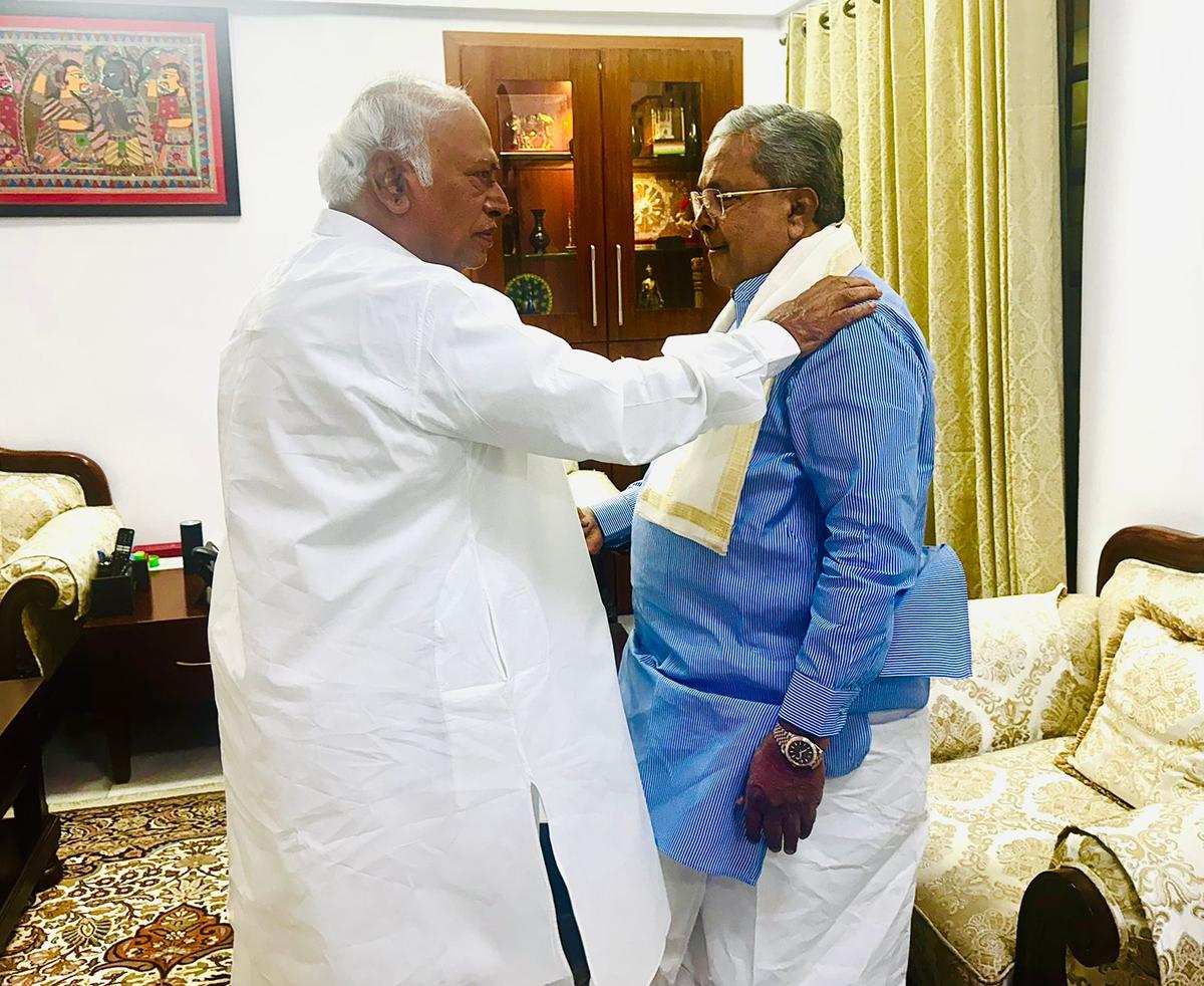 Il presidente del Congresso Mallikarjun Kharge con il primo ministro uscente del Karnataka Siddaramaiah, a Delhi il 29 maggio 2026. Il presidente del Congresso Mallikarjun Kharge con il primo ministro uscente del Karnataka Siddaramaiah, a Delhi il 29 maggio 2026.