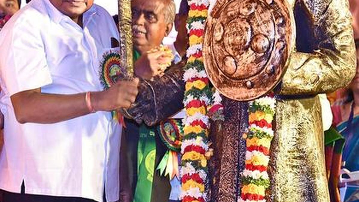 Vokkaliga seers warn against destabilising HDK government - The Hindu