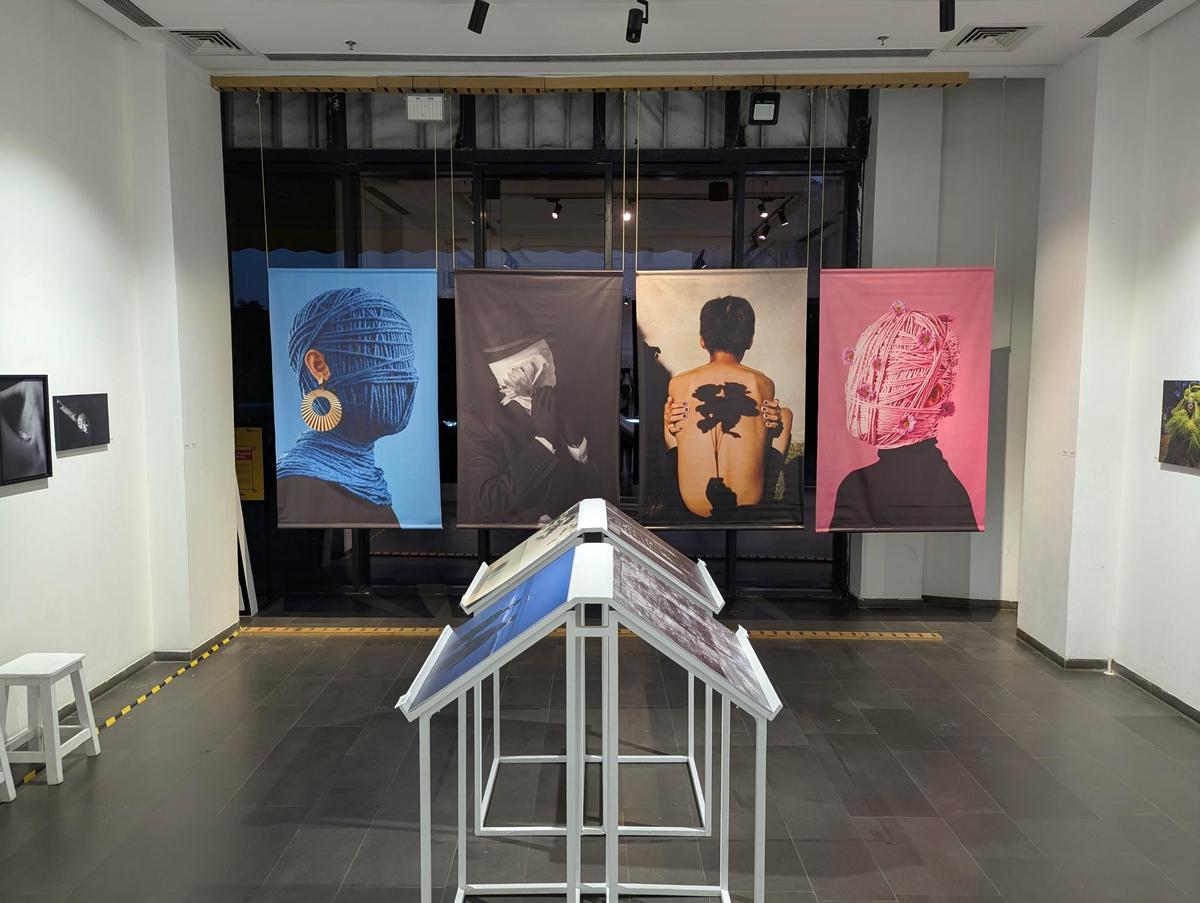 Fotografie esposte al VR Chennai.