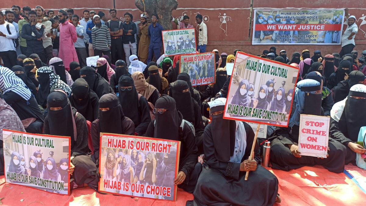 Hijab controversy: Saffron shawls in Lingsugur college, protest by girls in Raichur