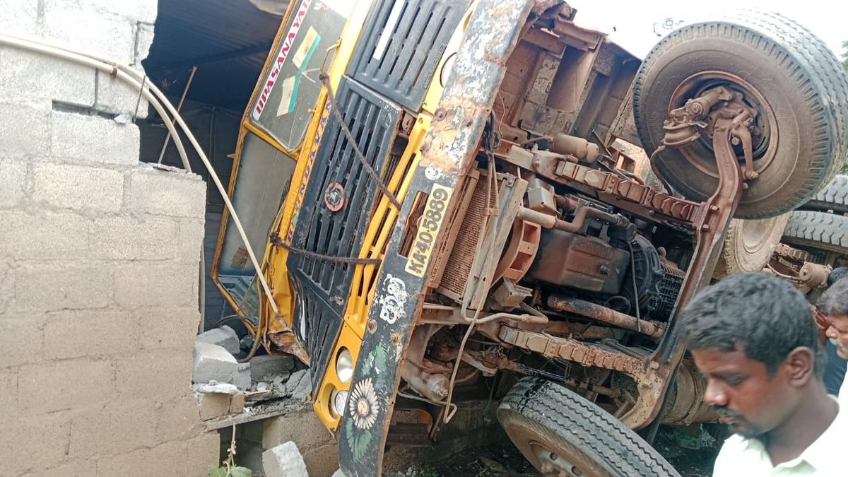 Two killed, two injured as a truck crashes into a roadside hotel near Chintamani