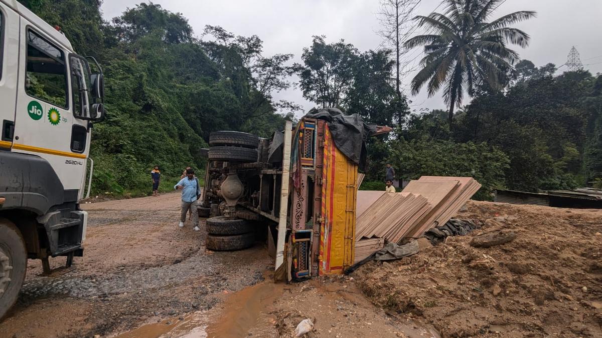 Karnataka rains: Truck overturns near Shiradi Ghat on Mangaluru-Bengaluru highway