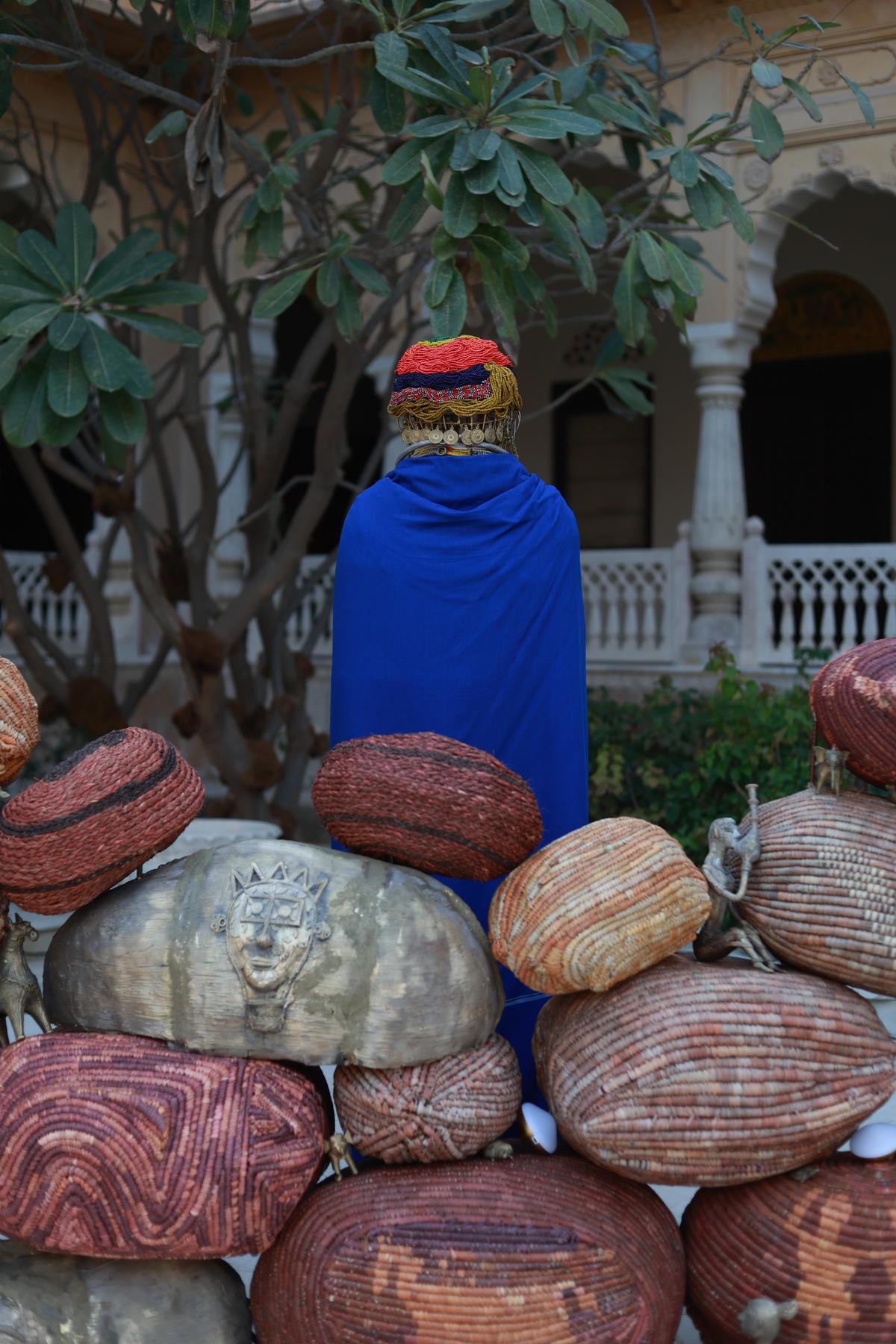 रिंगा आदिवासी महिलाओं द्वारा पत्थरों से बनाई गई दीवार को श्रद्धांजलि।