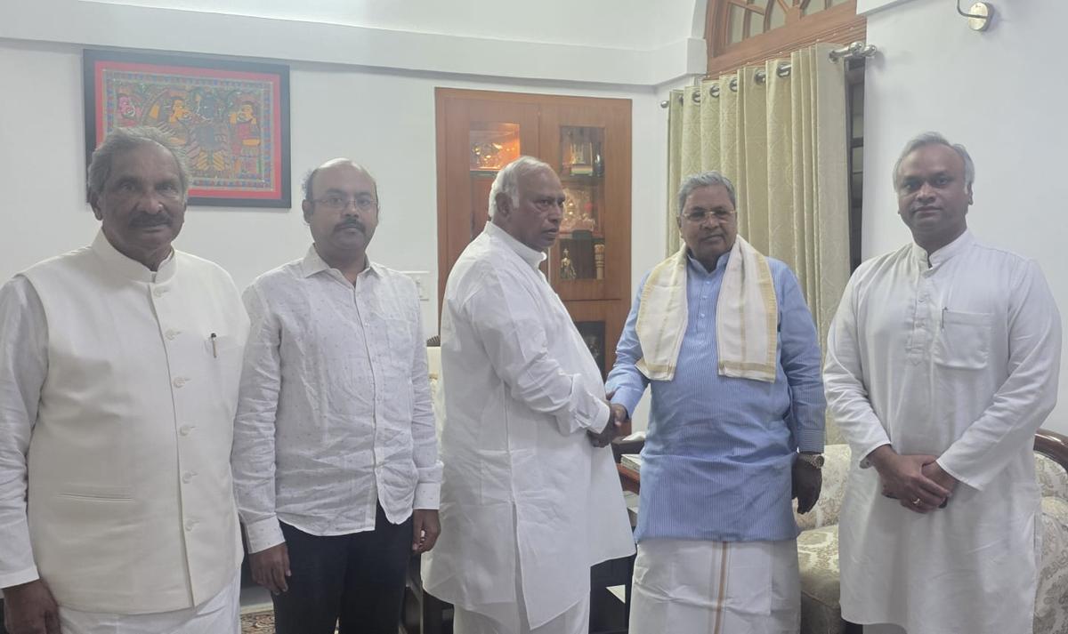 Il presidente del Congresso Mallikarjun Kharge (terzo da sinistra) saluta il primo ministro uscente del Karnataka Siddaramaiah, alla presenza del ministro dell'Energia KJ George, del MLC del Congresso Yathindra Siddaramaiah e del ministro RDPR Priyank Kharge, a Delhi il 29 maggio 2026. Il presidente del Congresso Mallikarjun Kharge (terzo da sinistra) saluta il primo ministro uscente del Karnataka Siddaramaiah, alla presenza del ministro dell'Energia KJ George, del MLC del Congresso Yathindra Siddaramaiah e del ministro RDPR Priyank Kharge, a Delhi il 29 maggio 2026.