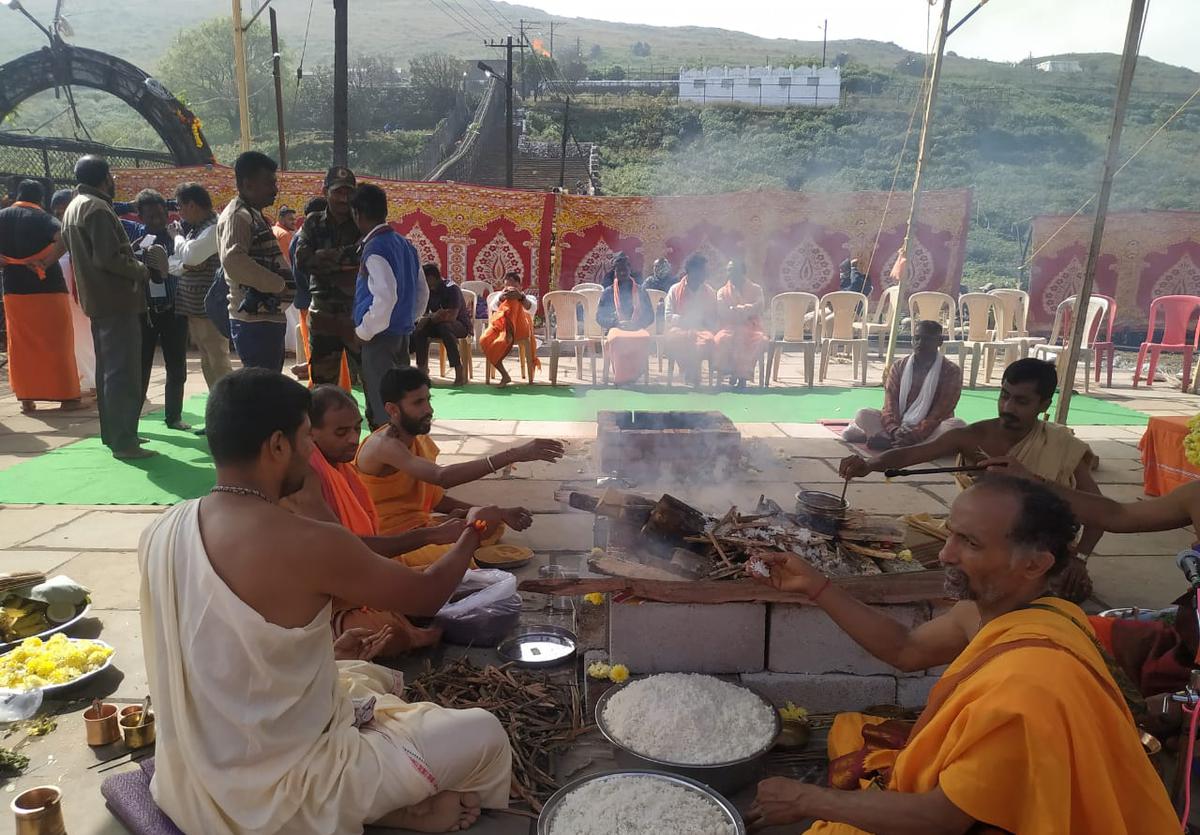 विश्व हिंदू परिषद के कार्यकर्ताओं के अनुरोध के अनुसार, मंदिर की प्रबंधन समिति ने मंदिर परिसर में तुलसी कट्टे के पास रुद्र यज्ञ और दत्तात्रेय यज्ञ की अनुमति दी।