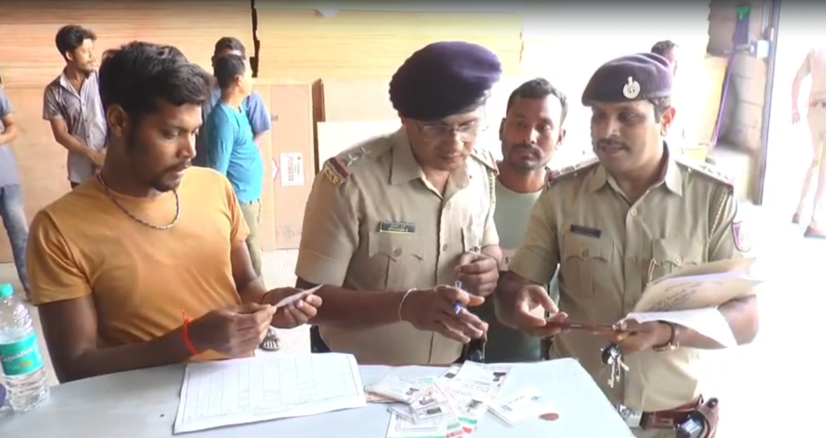 घर के मालिकों को अपने क्षेत्राधिकार वाले पुलिस स्टेशनों को वैध वीजा और एफआरआरओ जानकारी सहित अपने परिसर में रहने वाले विदेशी नागरिकों का विवरण प्रस्तुत करने के लिए अनिवार्य किया गया है। घर के मालिकों को अपने क्षेत्राधिकार वाले पुलिस स्टेशनों को वैध वीजा और एफआरआरओ जानकारी सहित अपने परिसर में रहने वाले विदेशी नागरिकों का विवरण प्रस्तुत करने के लिए अनिवार्य किया गया है।