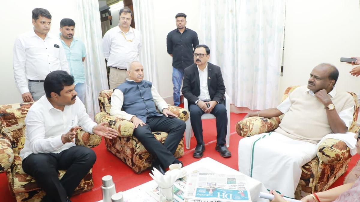 Union Steel Minister H.D. Kumaraswamy visits VISP in Bhadravati, tells workers not to worry, assures them of plant’s revival