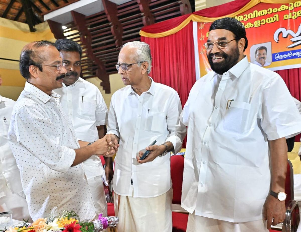 शनिवार को तिरुवनंतपुरम में टीडीबी मुख्यालय में शपथ ग्रहण समारोह के दौरान त्रावणकोर देवस्वओम बोर्ड के अध्यक्ष के. जयकुमार निवर्तमान अध्यक्ष पीएस प्रशांत (बाएं) और देवस्वओम मंत्री वीएन वासवन के साथ