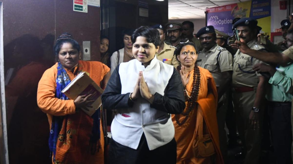 Sabarimala women entry | updates: Trupti Desai, activists leave for Kochi airport from city Police Commissionerate