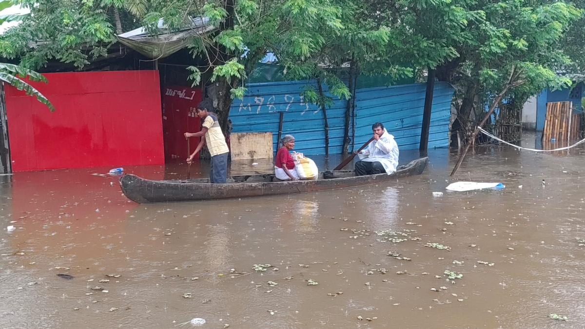 Kerala rains: Relief camps opened in Ernakulam district as flood threat looms