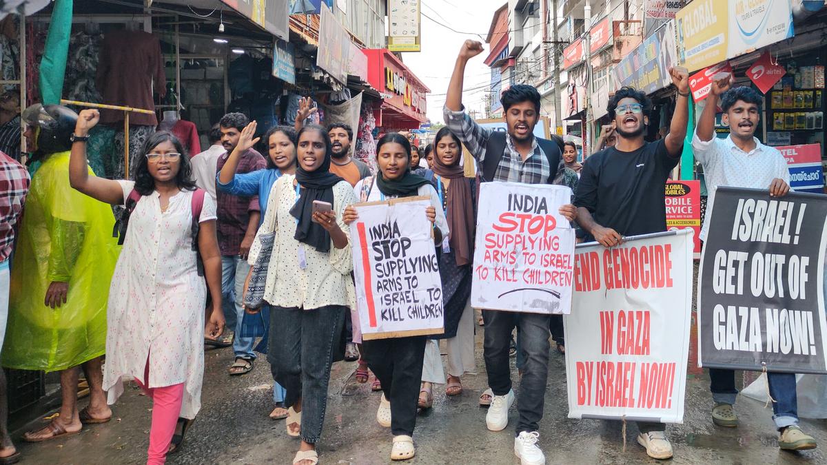 Students of Thunchath Ezhuthachan varsity stage protest against Israel