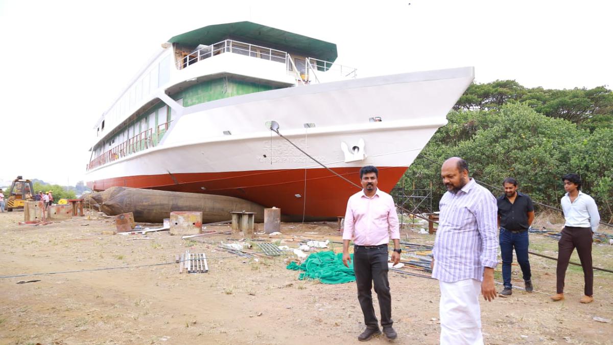 Minister visits tourist vessel