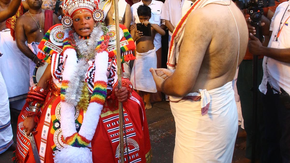 14-year-old boy’s ‘Ottakolam’ at Perumkaliyattam brings alive a legend at Chirakkal