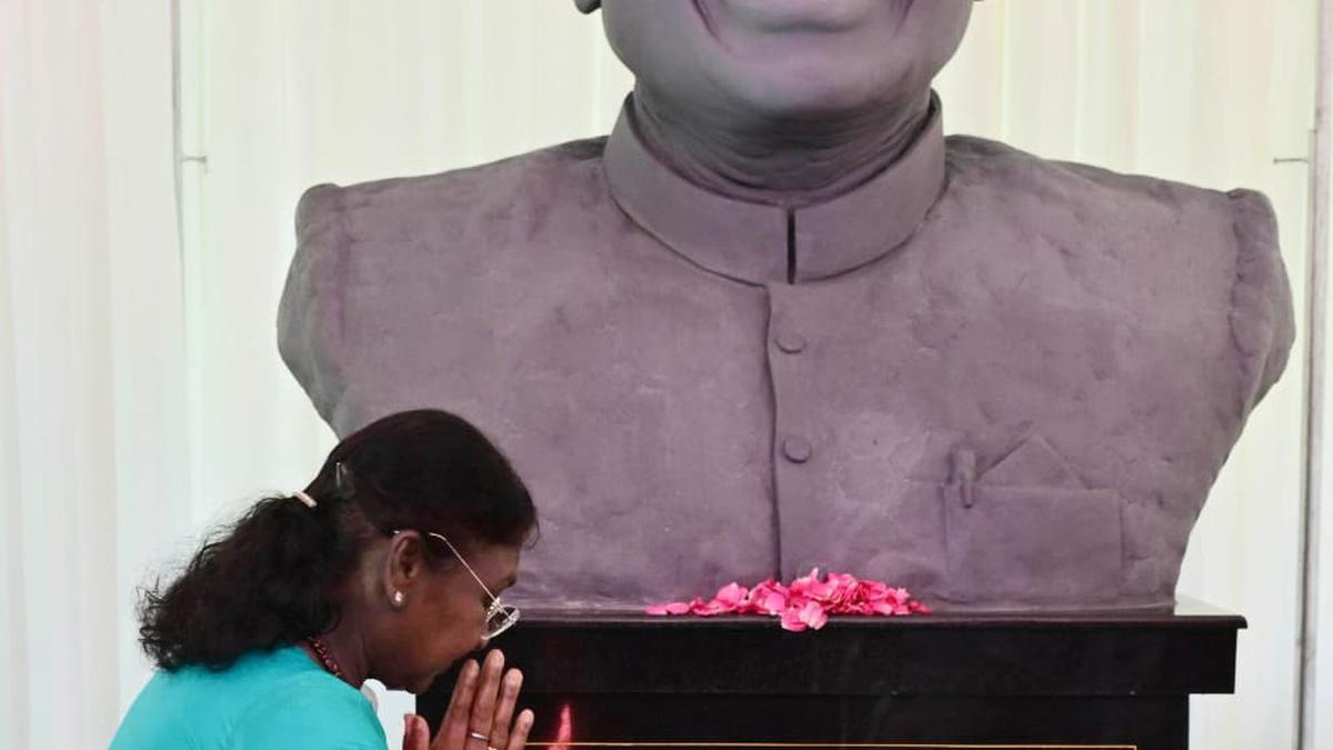 Droupadi Murmu unveils bust of former President K.R. Narayanan at Kerala Raj Bhavan