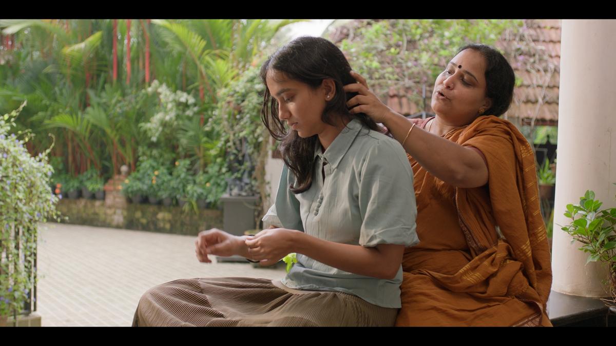 जब चित्रा निराशा में पड़ जाती है तो परिवार द्वारा साझा की जाने वाली गर्मजोशी भरी हरकतें उस पीड़ा से भिन्न होती हैं जो वे अनुभव करते हैं। जब चित्रा निराशा में पड़ जाती है तो परिवार द्वारा साझा की जाने वाली गर्मजोशी भरी हरकतें उस पीड़ा से भिन्न होती हैं जो वे अनुभव करते हैं।