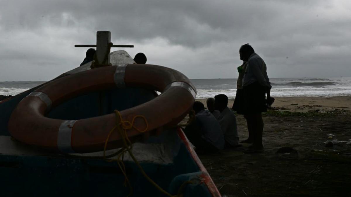 Kerala receives moderate rainfall, IMD sounds orange alert in five districts