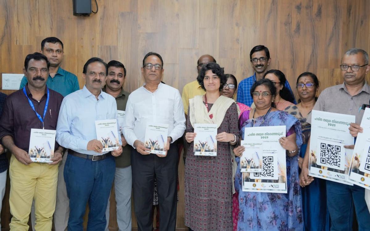 El comisionado electoral estatal, A. Shajahan, publicó el viernes el manual sobre las elecciones de organismos locales ecológicos de 2025 en Thiruvananthapuram: El comisionado electoral estatal, A. Shajahan, publicó el viernes el manual sobre las elecciones de organismos locales ecológicos de 2025 en Thiruvananthapuram: