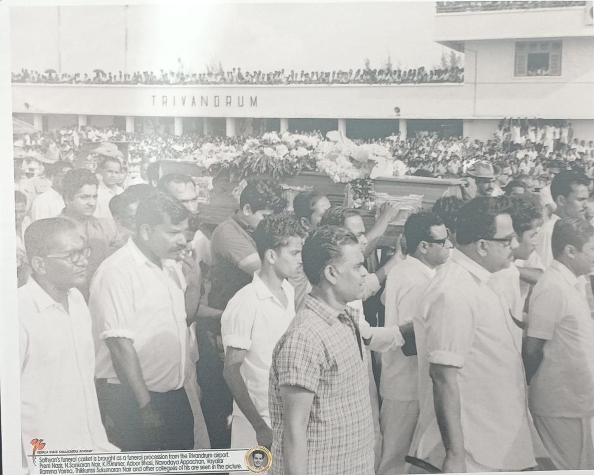 The large crowd that had gathered at the Thiruvananthapuram airport to pay their last respects to actor Sathyan in 1971.